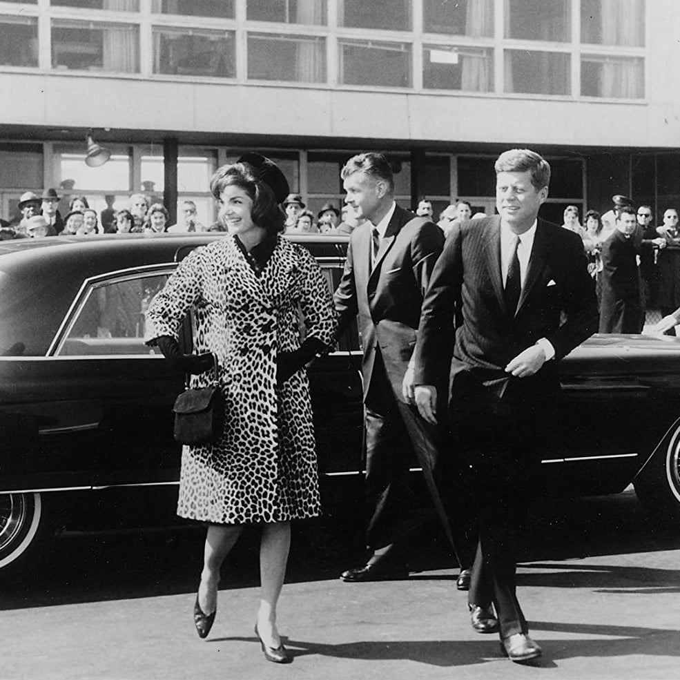 Jackie Kennedy purtand faimoasa haina by Oleg Cassini