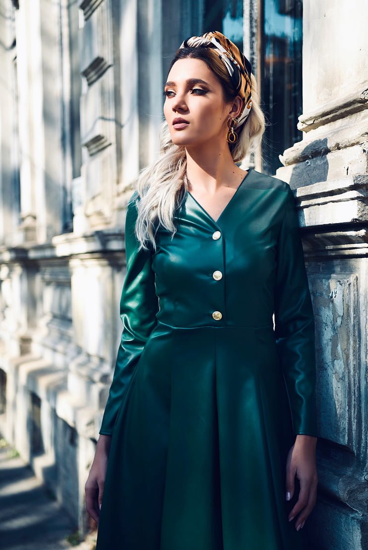 Rochie verde cu nasturi aurii