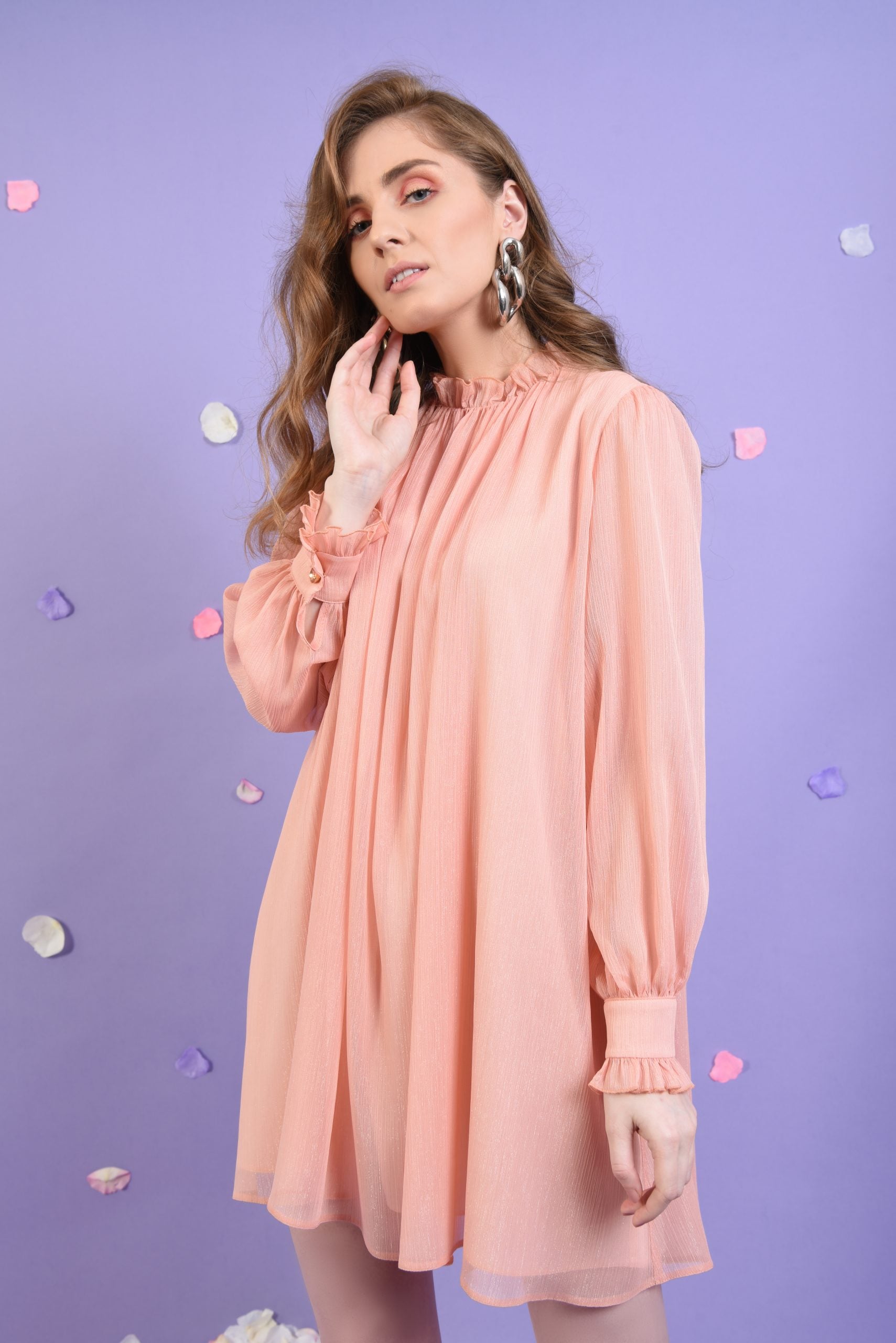 Rochie peach cu guler mic si maneci bufante