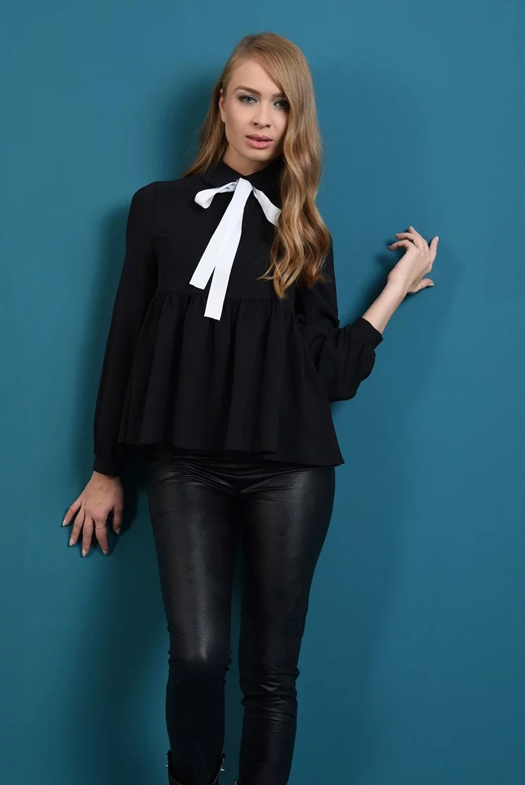 Bluza neagra cu funda in contrast